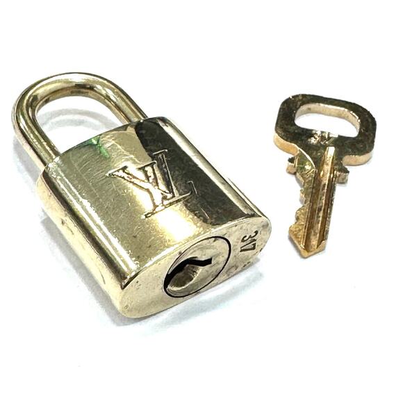 Louis Vuitton Gold Padlock & Key Set  LV Brass Lock 317 - Picture 3 of 5